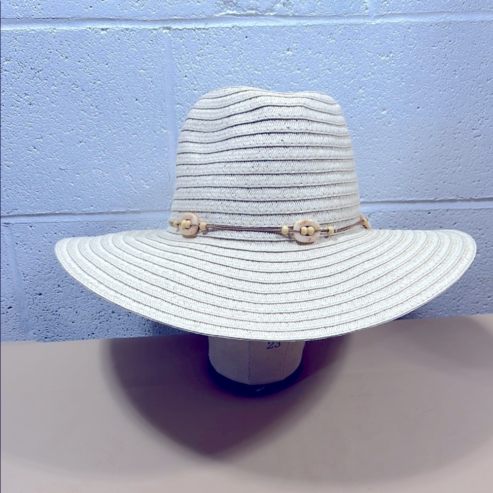 Elegant Cream Wide-Brim Hat​​​​